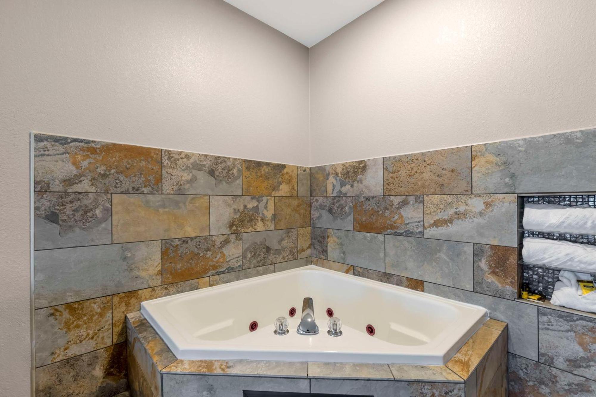 Best Western Plus Des Moines West Inn & Suites Clive Екстер'єр фото