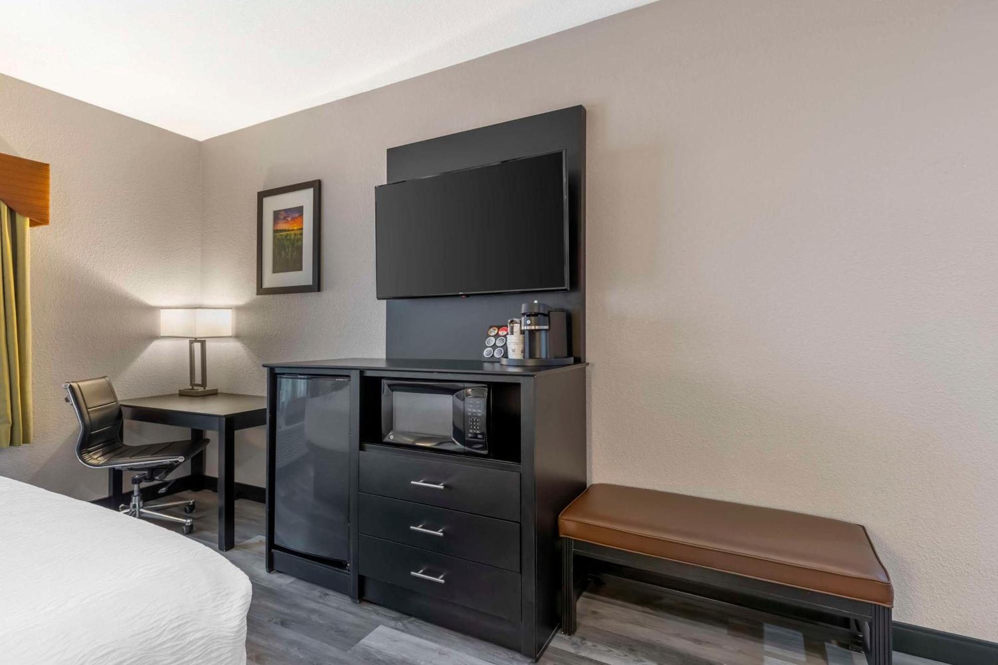 Best Western Plus Des Moines West Inn & Suites Clive Екстер'єр фото
